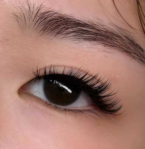 Hybrid full set of eyelash extensions, close-up
